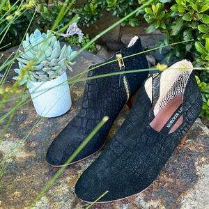 MATT BERNSON Black Jaguar Crock heeled cut out Booties  SIZE 9 NWOT
